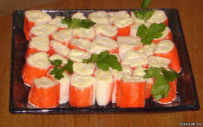Как сделать из рулетики с крабовыми палочками Как сделать из рулетики с крабовыми палочками